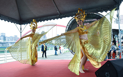 東南亞祈願文化！彩虹橋下放水燈讓你心想事成