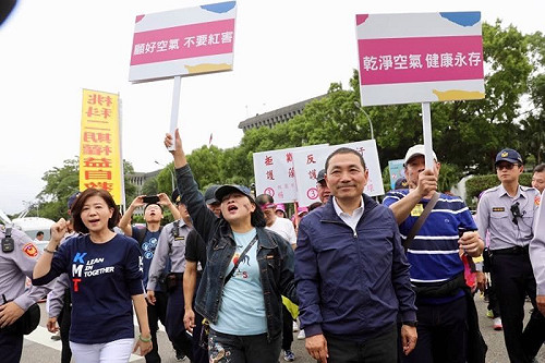 用行動來展決心！侯友宜現身空汙大遊行