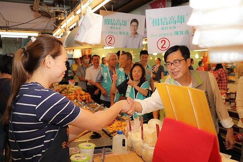 搶拍握手喊凍蒜！陳其邁市場拜票人氣破表