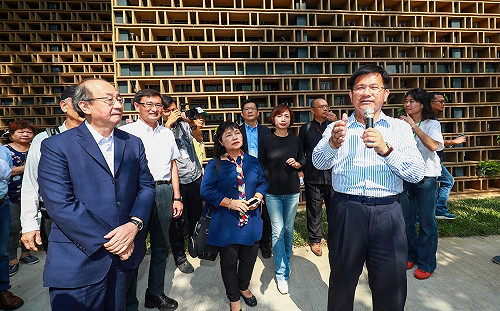 林佳龍化身導覽員帶立委參觀花博 柯建銘：肯定林的執行力