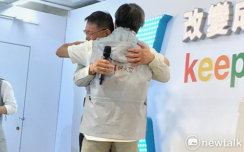 小野痛哭  柯P獻上抱抱：抱歉  為選舉把你拉下來