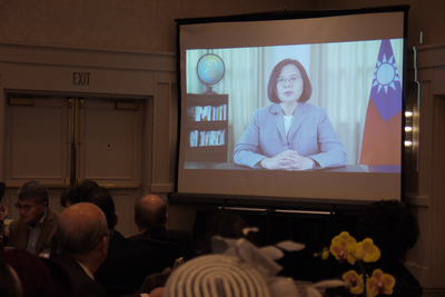 鼓勵僑胞投票 蔡總統:親中或民主主權的選擇