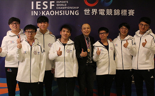 IESF》英雄聯盟中華隊奪得銅牌 隊員齊聲：貝克教練MVP！