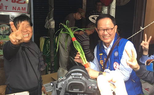 選前黃金週加強大安文山區掃街  攤販紛送上蔥蒜力挺丁守中