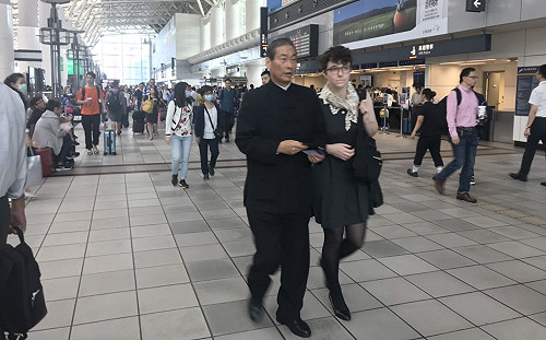 選戰超級周末！白狼張安樂現身高鐵新左營站