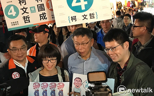 柯P晴光市場掃街 有鐵粉中壢跨區相挺、也有抗議