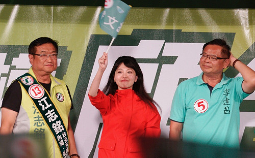 (影)人氣勝過姚文智 港湖第一高票高嘉瑜徒步謝票