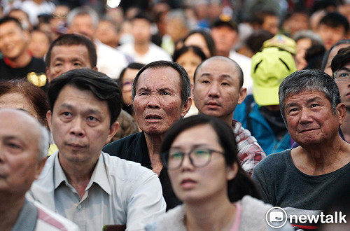 直擊高雄》高雄市戰況拉鋸　陳其邁支持者緊盯票數　