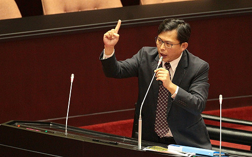 江宜樺演講被抗議出場　黃國昌讚學生「非常有勇氣」