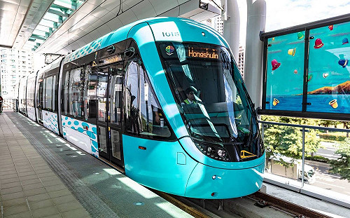 淡海輕軌免費搭乘首日湧人潮！上班族：比平常上班還麻煩