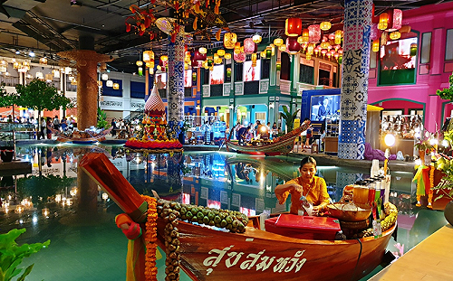 太驚奇！泰國百貨公司裡藏著水上市場可以嚐美食