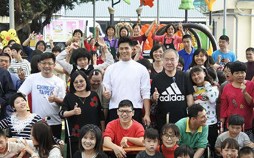 陳偉殷下鄉獻愛心  與保育院童傳接球超暖