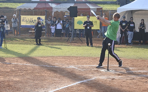 曾仁和、王維中揮空超糗  陳偉殷笑了