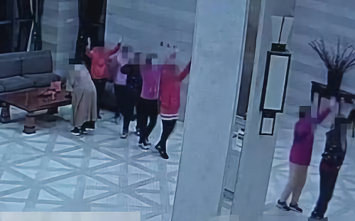 大陸大媽闖酒店跳廣場舞  職員驚呆報警