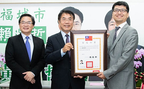 中選會頒當選證書  黃偉哲：責任重大沒有蜜月期