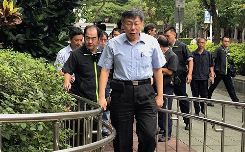 台北市長驗票 柯文哲突造訪選委會