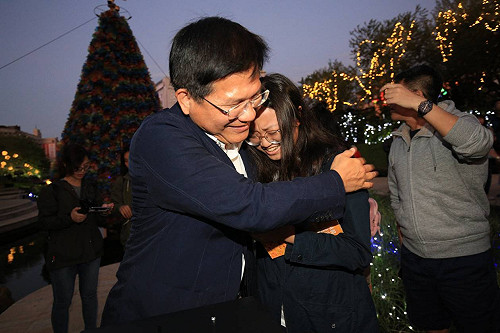 柳川水中耶誕樹今晚點亮  林佳龍：讓台中越來越美