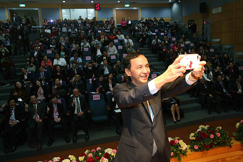 朱立倫創客論壇玩自拍  交棒侯友宜續推創客教育