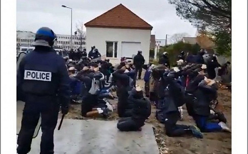 法國學生示威抗議教改  集體罰跪泥地引公憤