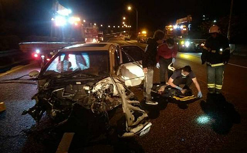 無照駕駛自撞護欄 國一重大車禍2死1命危5傷