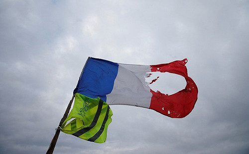 馬克宏花百億歐元消災  黃背心成員見錢分裂