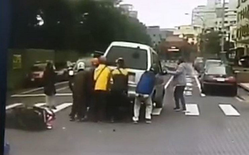 （影）騎車闖紅燈煞不住 攔腰撞車人卡車底