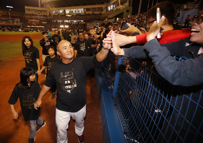 Bye了森林王子！不朽頑童張泰山引退  淚眼告別球迷