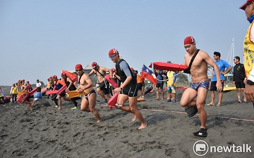 全國救難人員救生競賽 上演真實版「海灘救難隊」