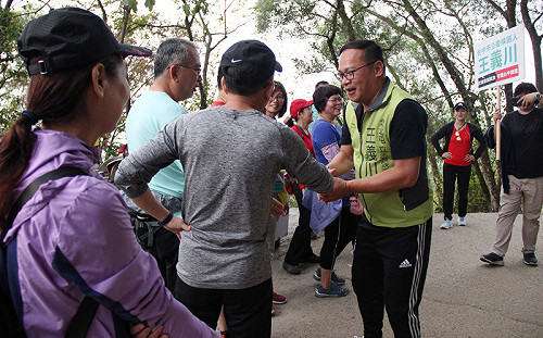 王義川爬山拚中市立委補選 籲新市府爭取捷運