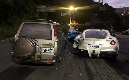 駕駛凌晨追撞3汽車2機車 疑因恍神幸無人傷