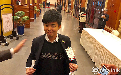 雙城晚宴  苗博雅穿「台灣獨立」、贈新國家運動書給上海官員