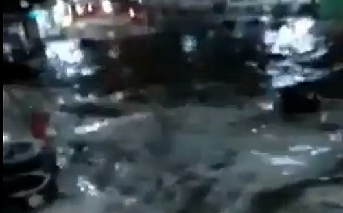 快報》火山噴發引發海嘯 印尼巽他海峽至少43死、584傷