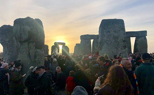 英格蘭巨石陣冬至日出奇觀  吸引數千人潮湧入目睹