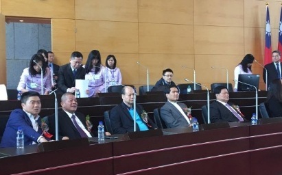 花絮》台中市正、副議長選舉 網友發現他們在場邊……