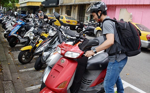 台北市機車格全面收費　網路投票七成二民眾說支持