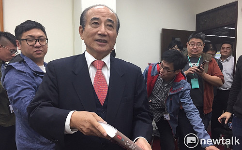 馬英九贈書給王金平 要王也回送新書