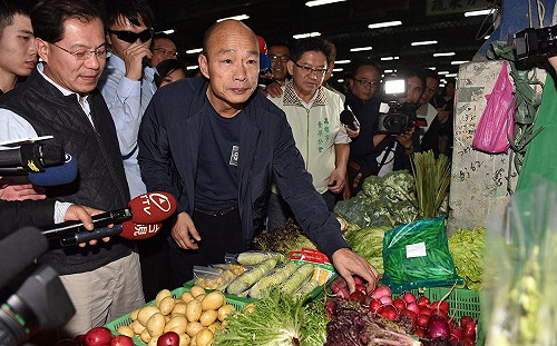 韓國瑜視察十全果菜市場  傾聽攤商心聲半小時快閃秀