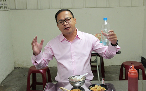 盧秀燕送谷關空氣瓶  王義川以「炒麵空氣瓶」調侃