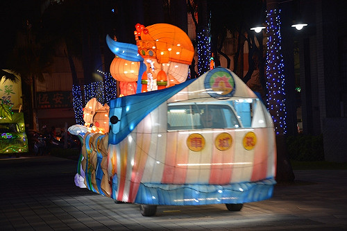 (影)可愛又繽紛！屏東33輛花燈車亮相為燈會暖身