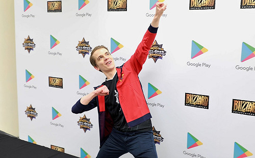 爐石戰記全明星賽》超活潑！Thijs前進八強受訪超開心