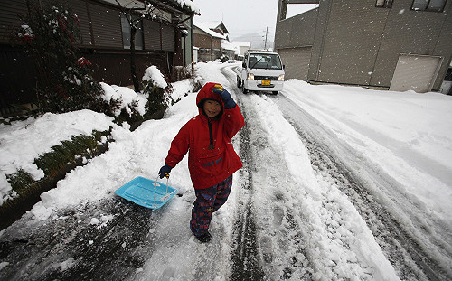 日本入冬最強寒流來襲  暴雪造成陸空交通大當機