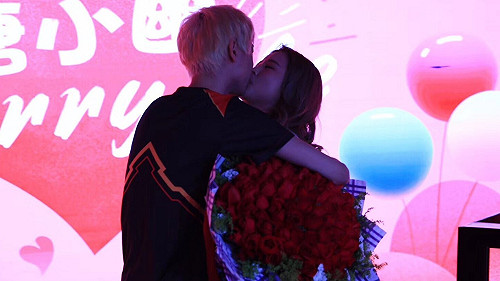 《英雄聯盟》粉絲見面會訂終身！FPX Doinb求婚成功