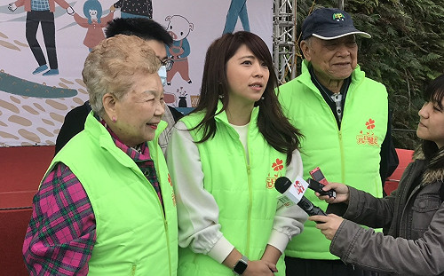 柯爸媽幫陳思宇助選？稱健走剛好遇到