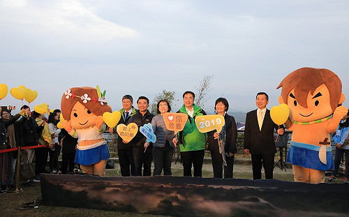 黃偉哲跨年三部曲趕場 清晨主持二寮迎曙光