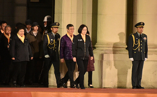 笑噴！元旦升旗「司儀大破音」...網友虧：昨天跑去嗨了