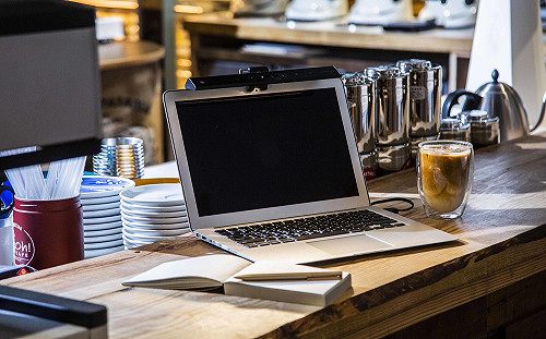 一秒升級筆電護眼　BenQ推全球首款筆電智慧掛燈