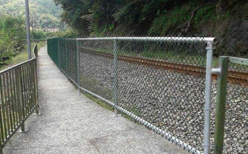 防止行人走捷徑闖平交道　台鐵耗資3.7億設圍籬救命