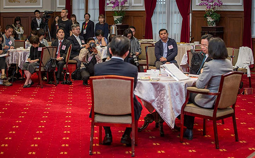 蔡總統： 兩岸可對話  但中國必須民主化並放棄動武