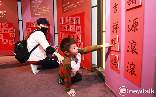 桃市兒美館春聯展 「春仔串門子」了解春聯由來