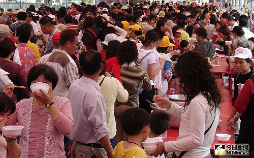 流水席還收禮金！他問「一桌5千菜色如何」　網友推爆